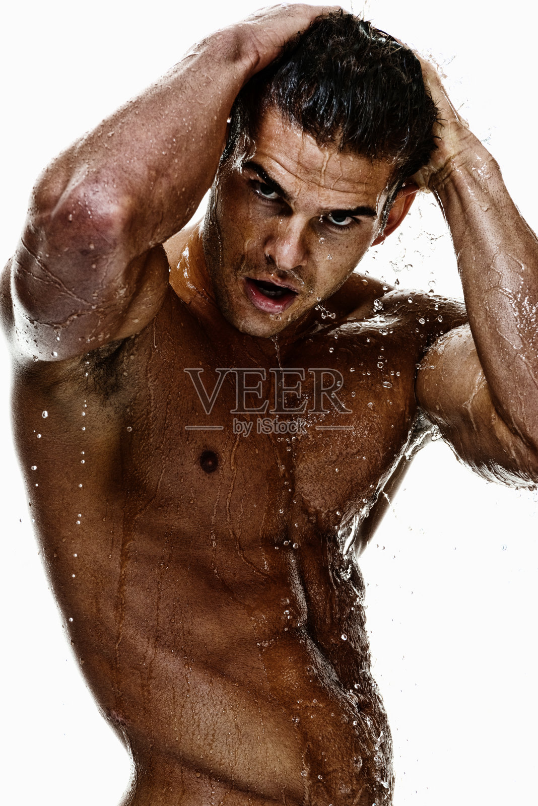 迷人的肌肉男在淋浴照片摄影图片