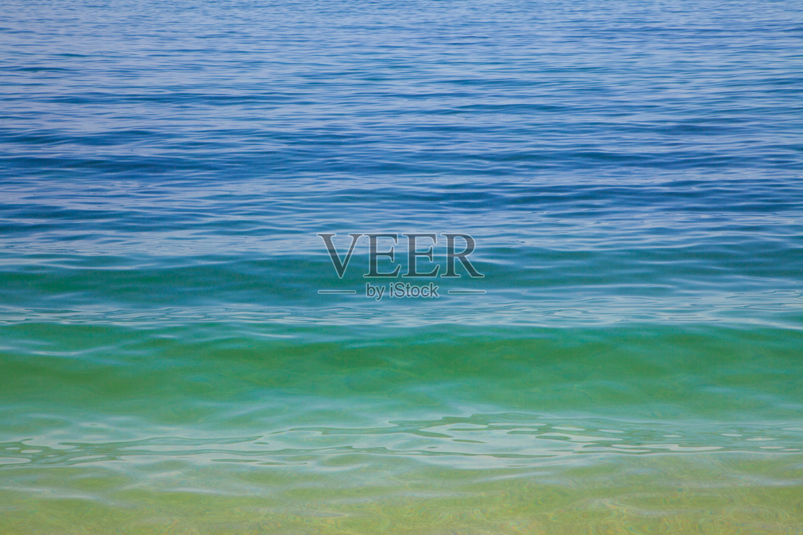 海岸线上布满卵石的海滩照片摄影图片