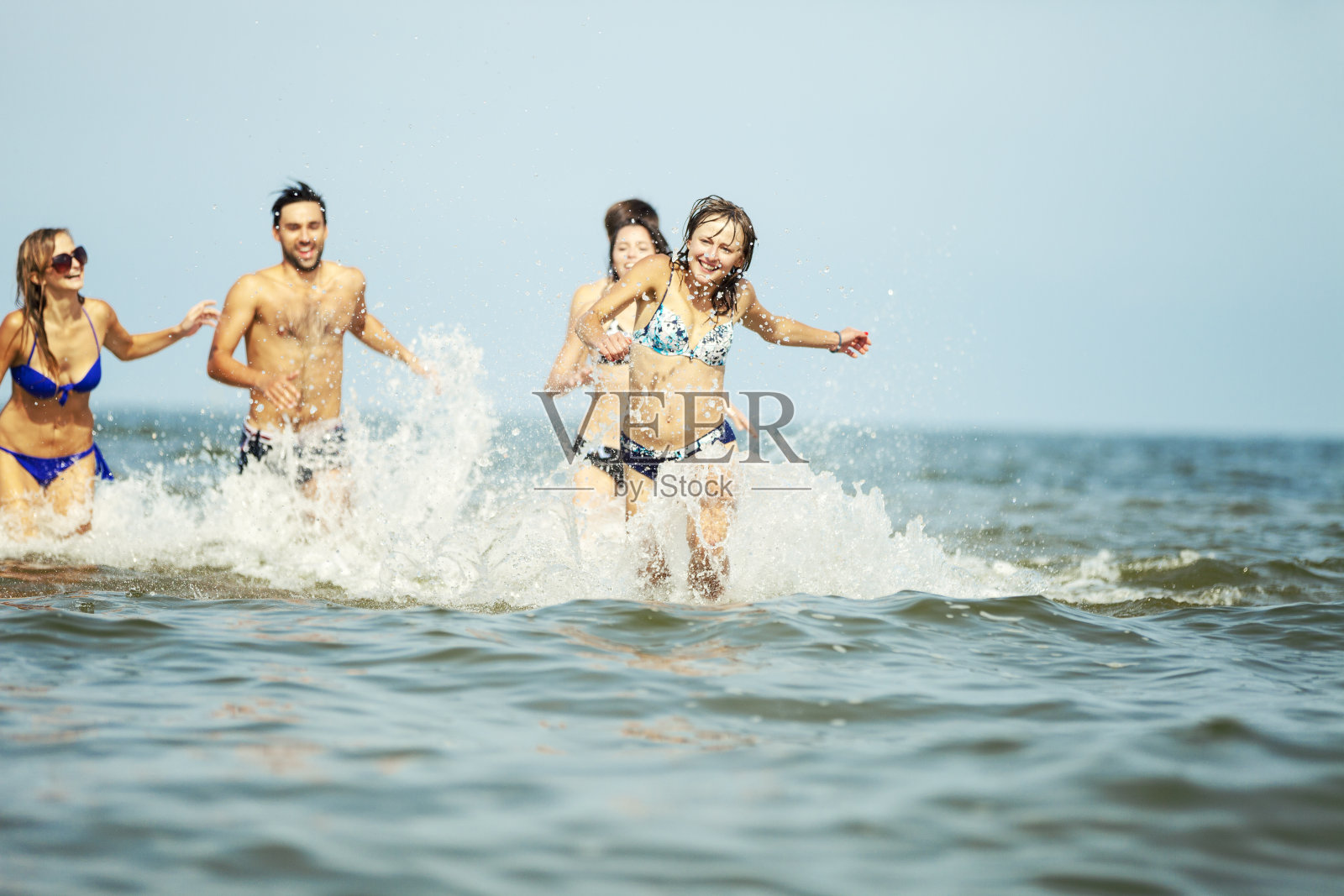 朋友在海上奔跑照片摄影图片