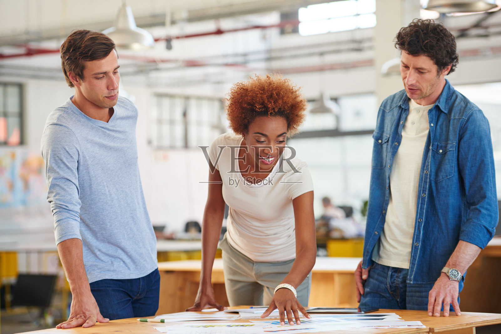 有一个很棒的头脑风暴会议照片摄影图片