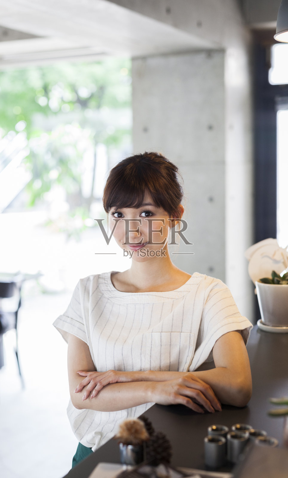 一个端庄漂亮的女服务员的肖像照片摄影图片