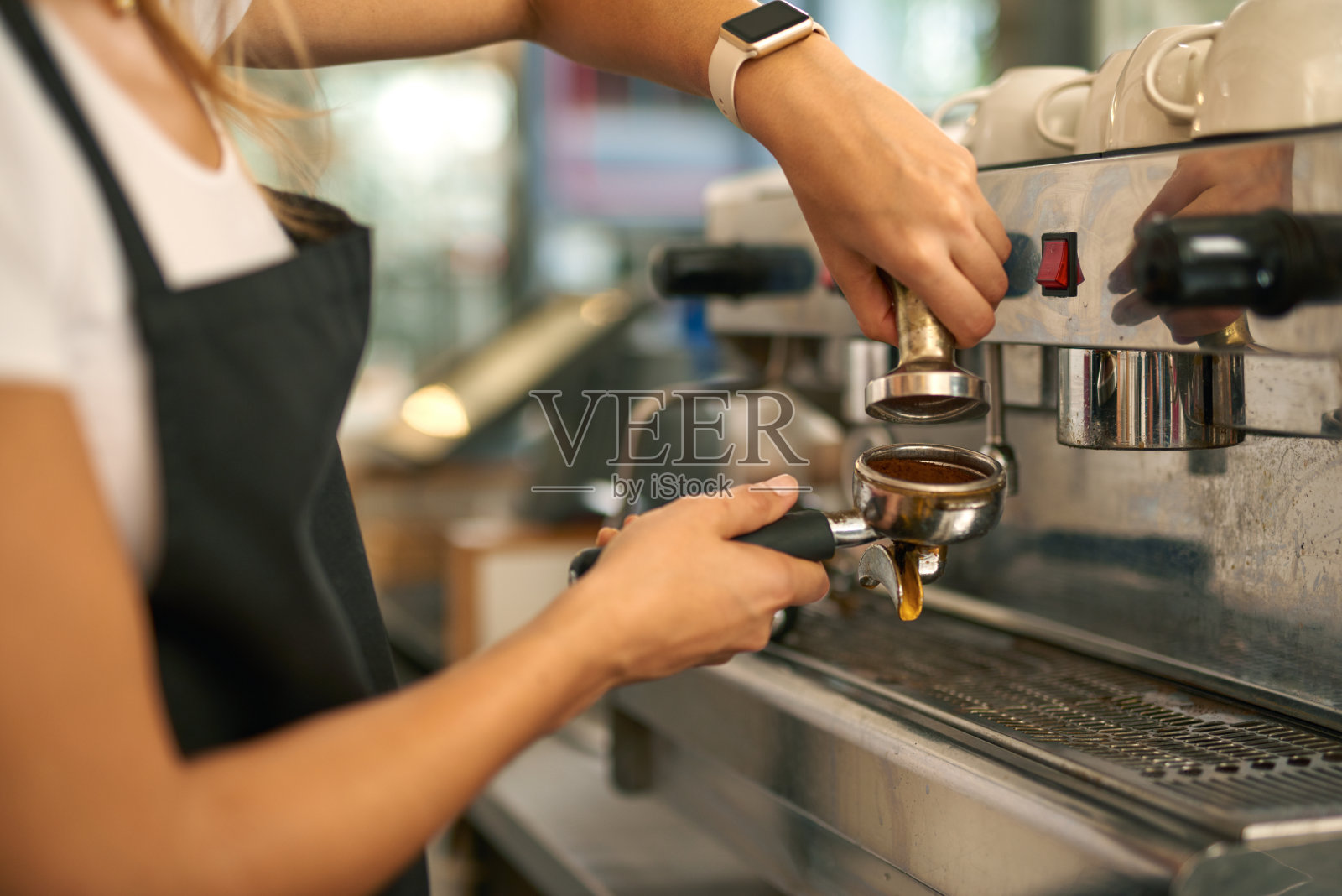 女性双手制作咖啡的特写镜头照片摄影图片
