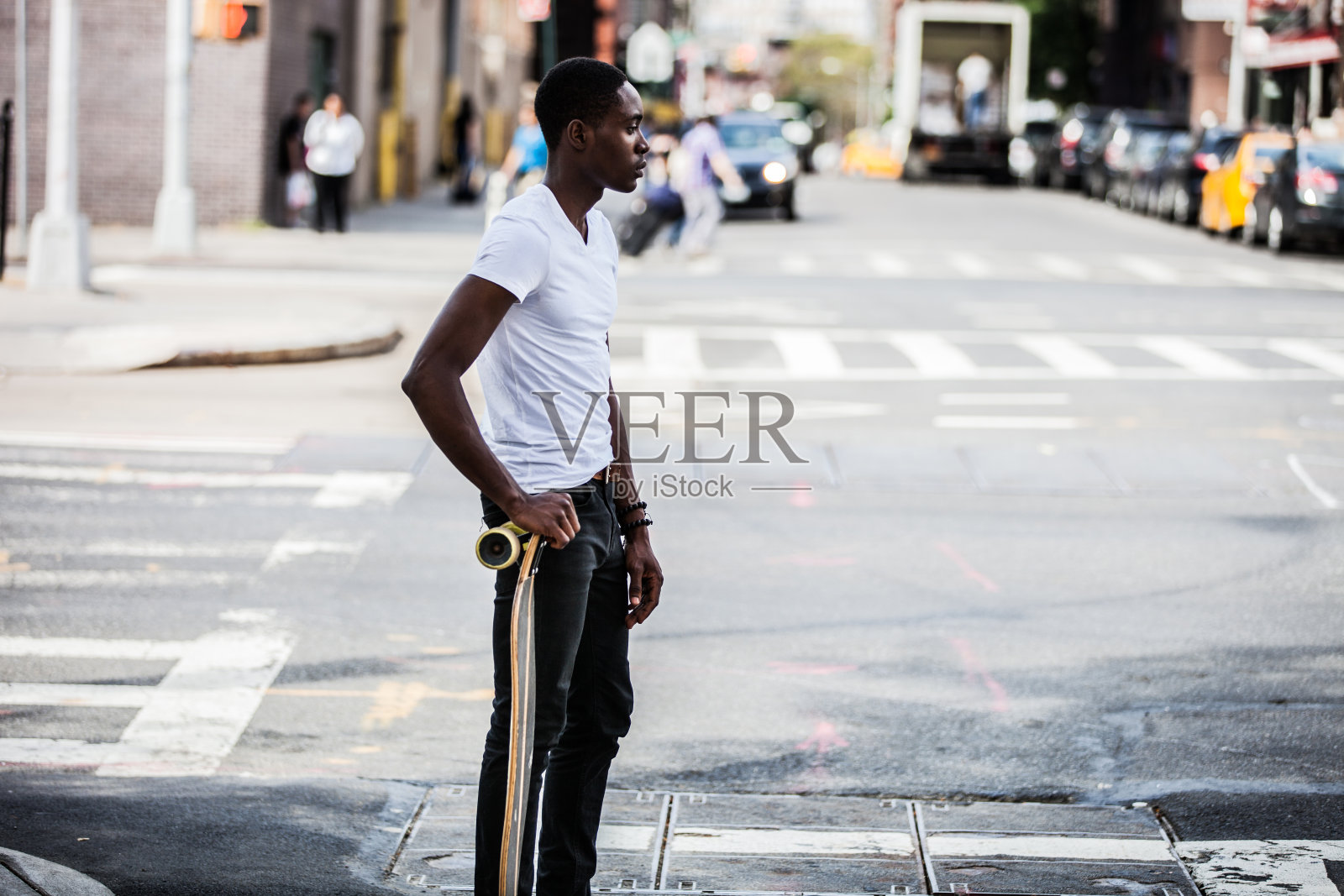 用长板穿过纽约唐人街的街道照片摄影图片
