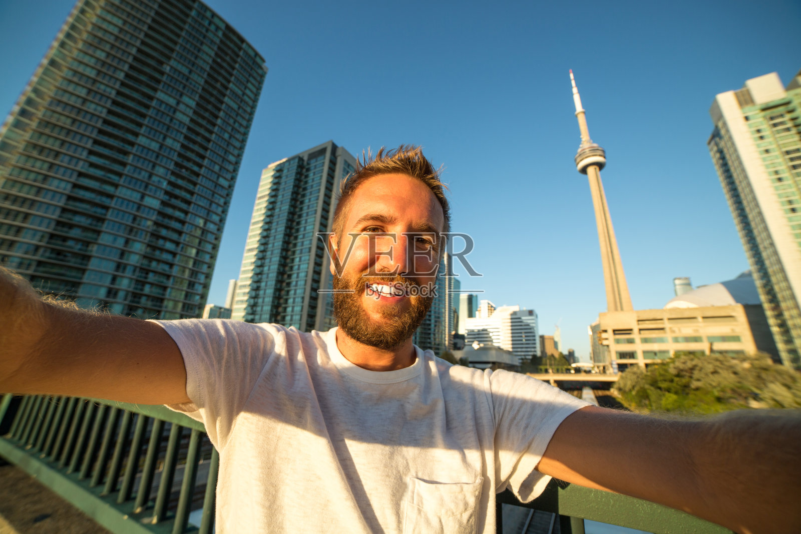 一名年轻人在多伦多旅行,与城市风景自拍照片摄影图片