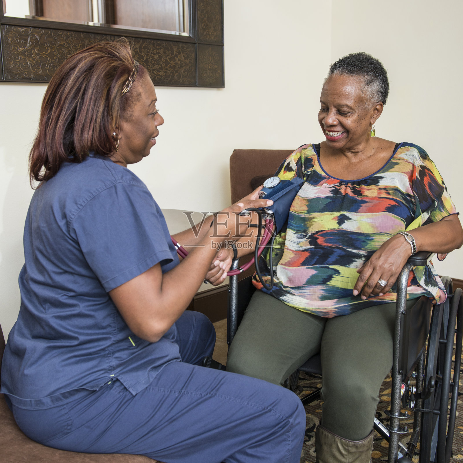 家庭保健工作者协助老年妇女照片摄影图片