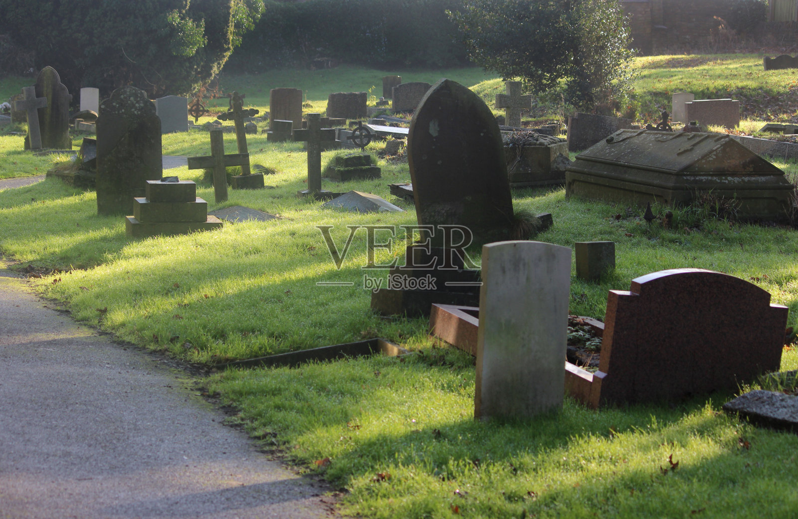 被忽视的墓地墓碑/十字架,教堂墓地的形象,倾斜/跌倒照片摄影图片