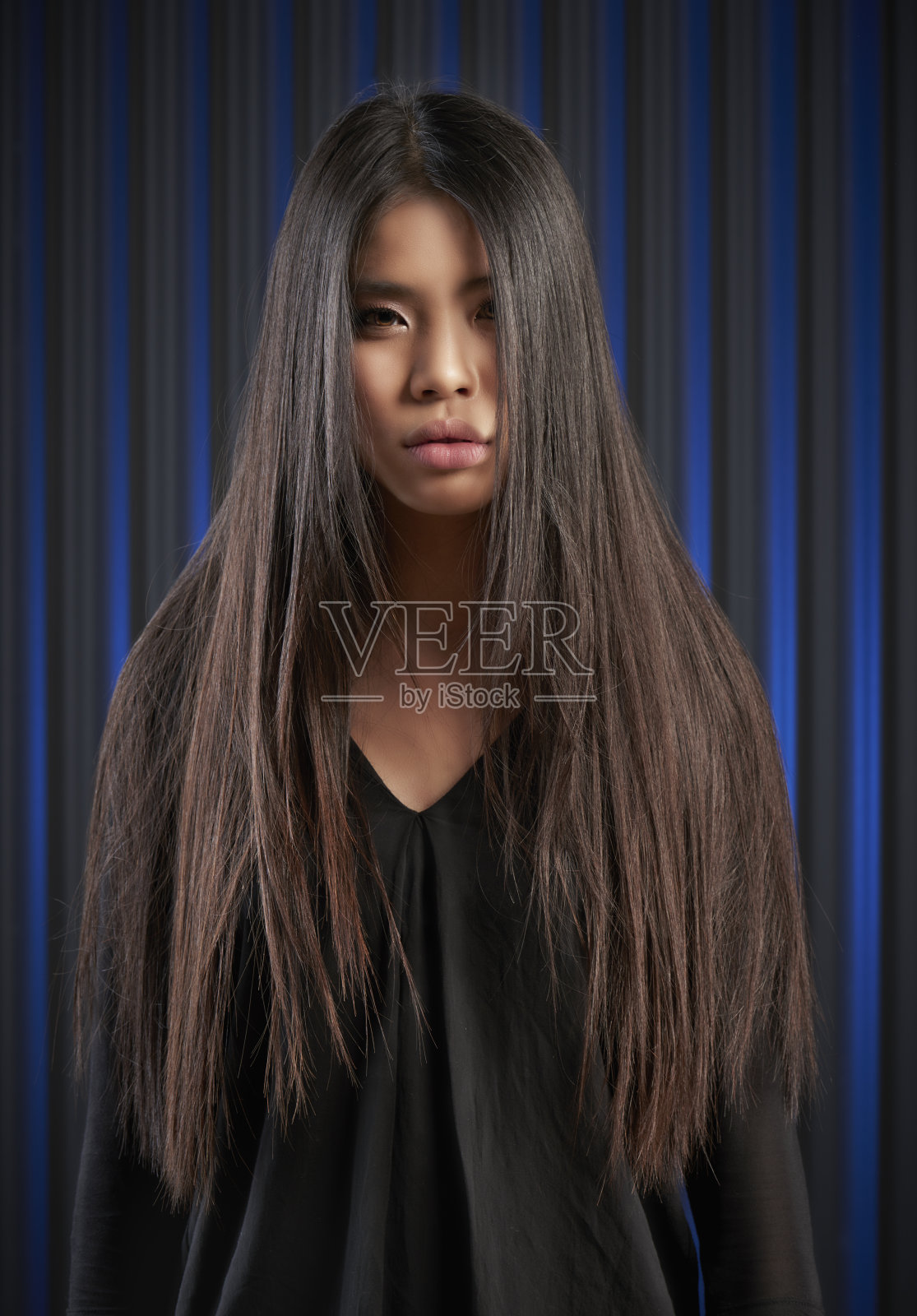 可爱的长头发的亚洲少年照片摄影图片