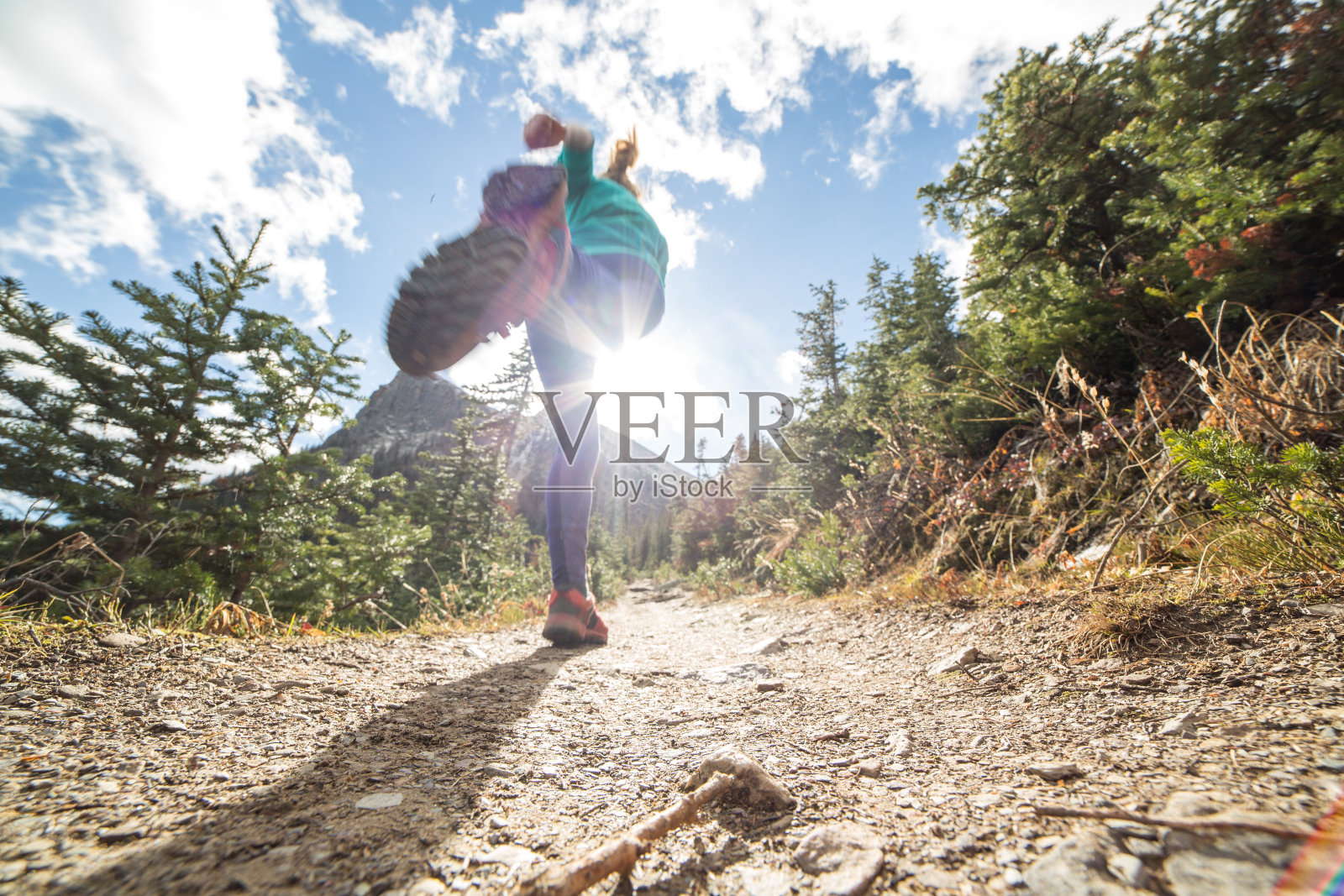 在自然中奔跑的年轻女人照片摄影图片