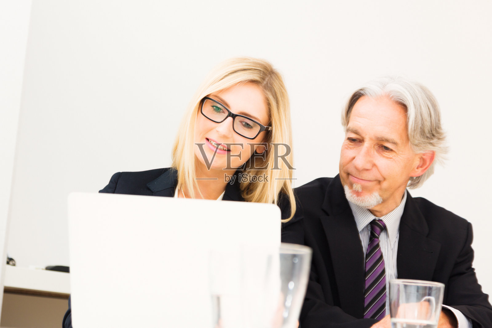 业务团队正在关注笔记本电脑照片摄影图片