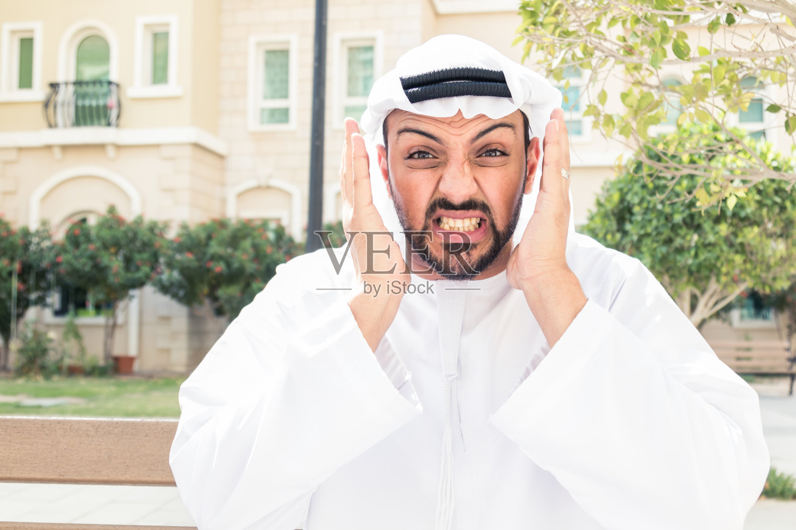 户外一个中东男人的畏缩表情照片摄影图片