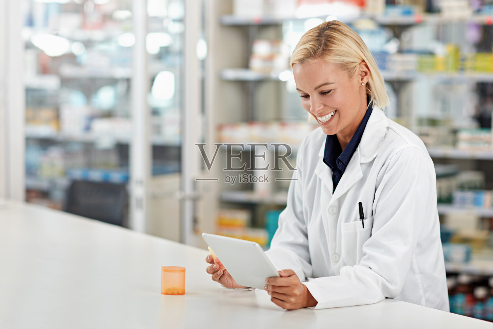 她掌握着丰富的知识照片摄影图片