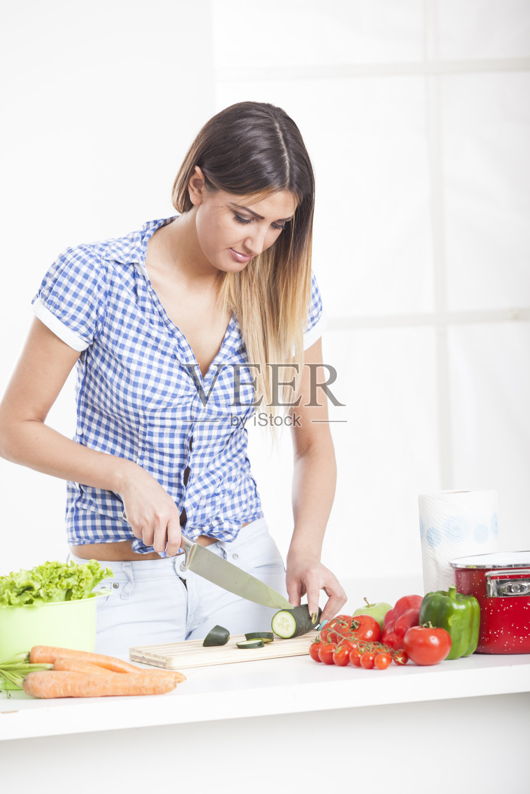 年轻女孩在厨房里照片摄影图片