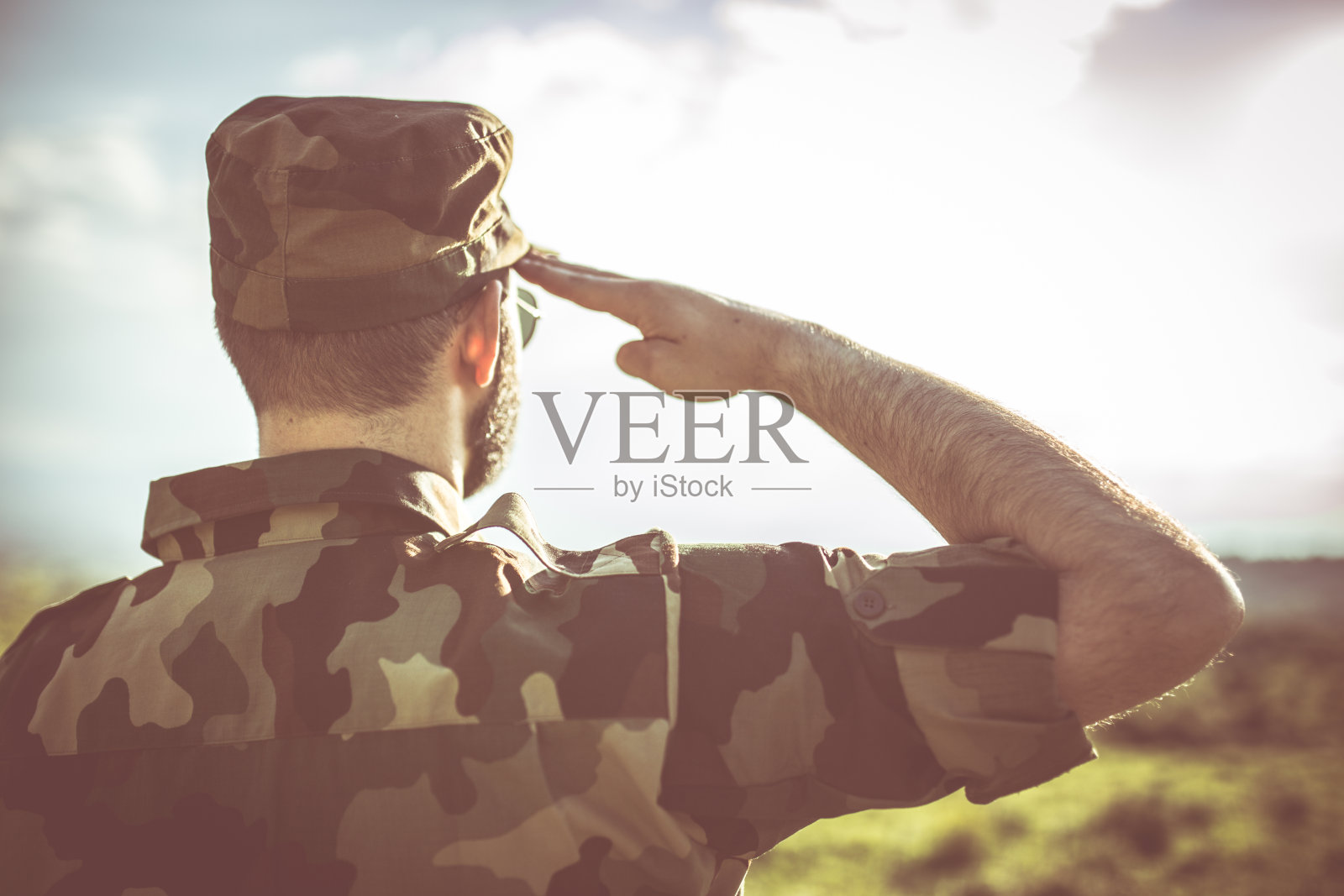 人士兵致敬照片摄影图片