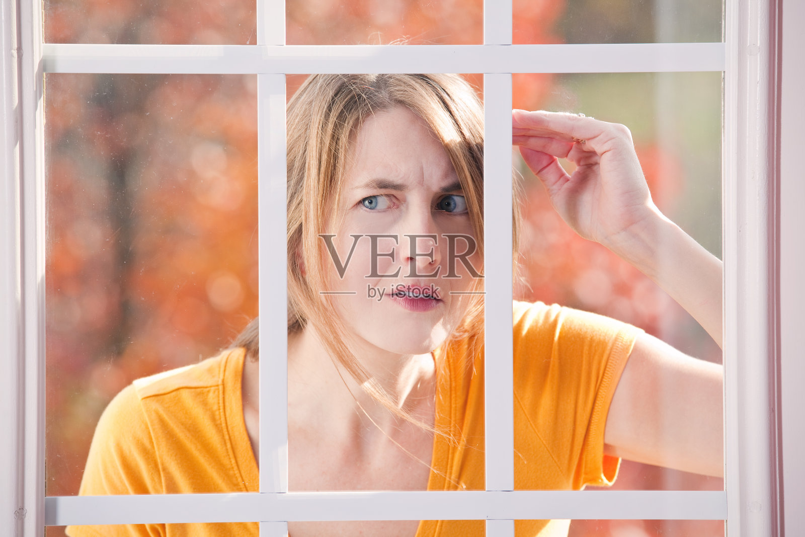 关心别人的女人偷看别人的窗户照片摄影图片
