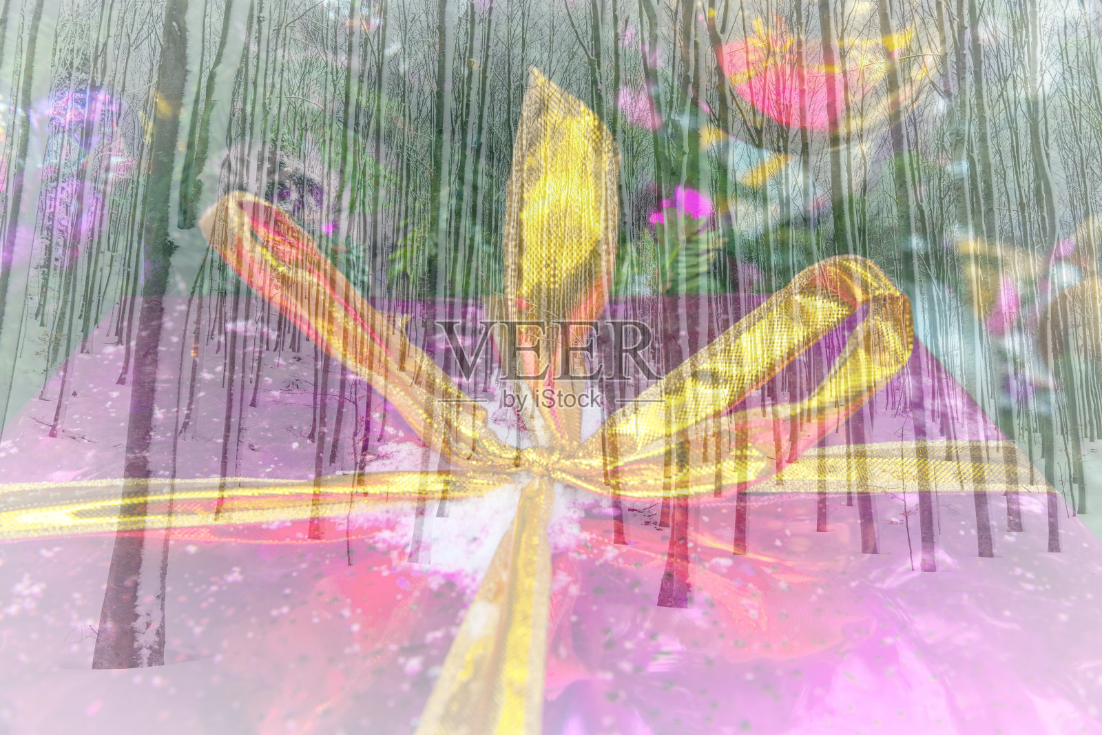 包裹好的礼物挂在圣诞树上,莫斯科,俄罗斯照片摄影图片