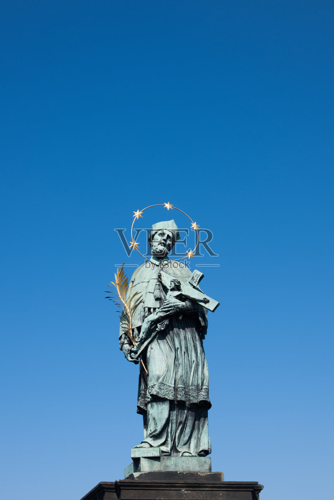 查理桥的圣简雕像照片摄影图片