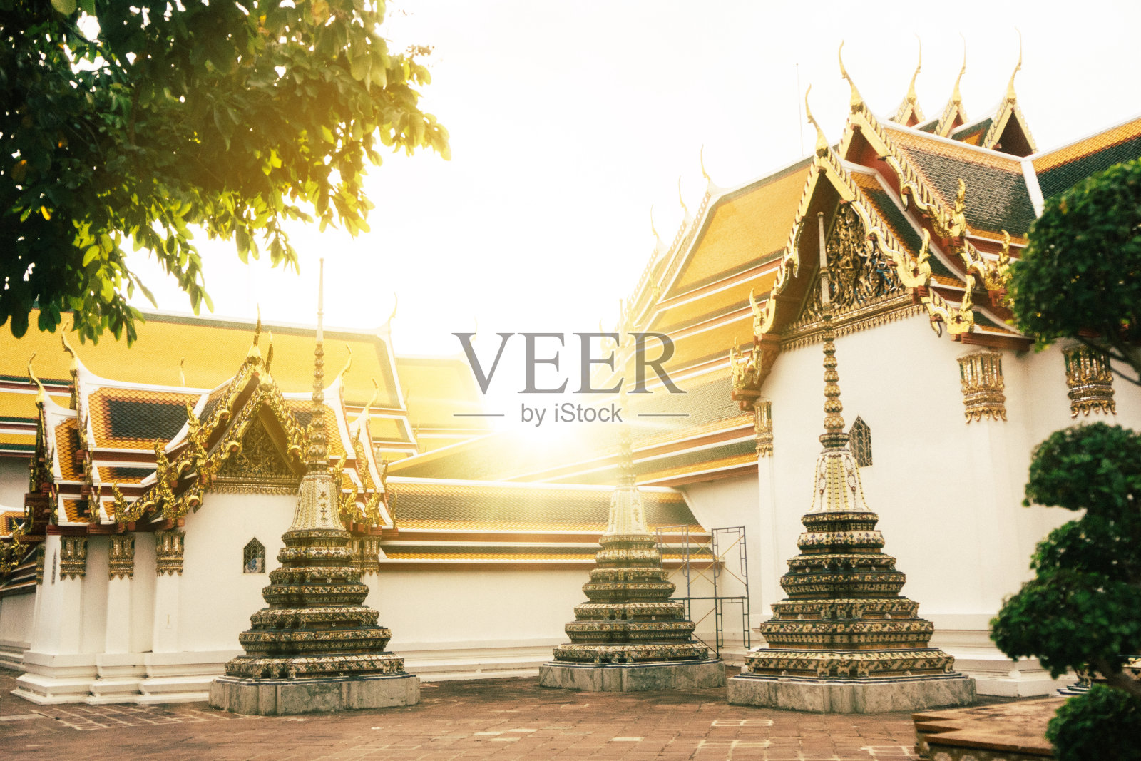 黎明时分佛寺的佛塔照片摄影图片