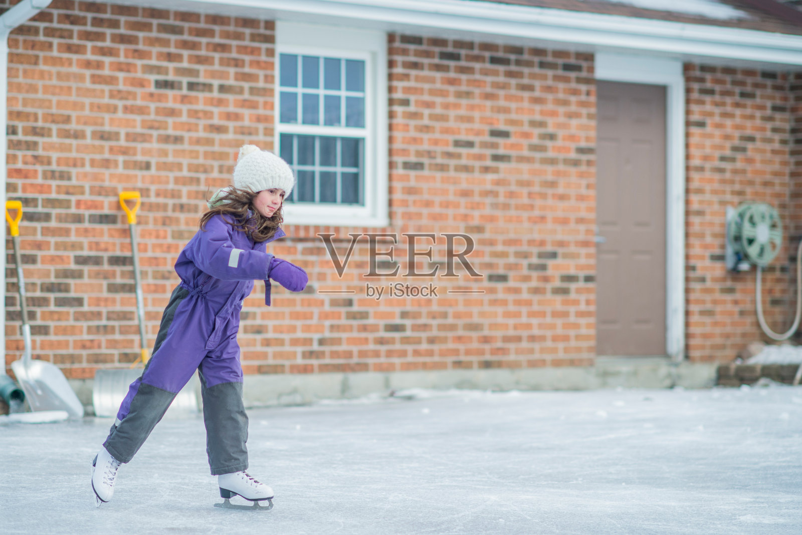 在结冰的车道上滑冰照片摄影图片