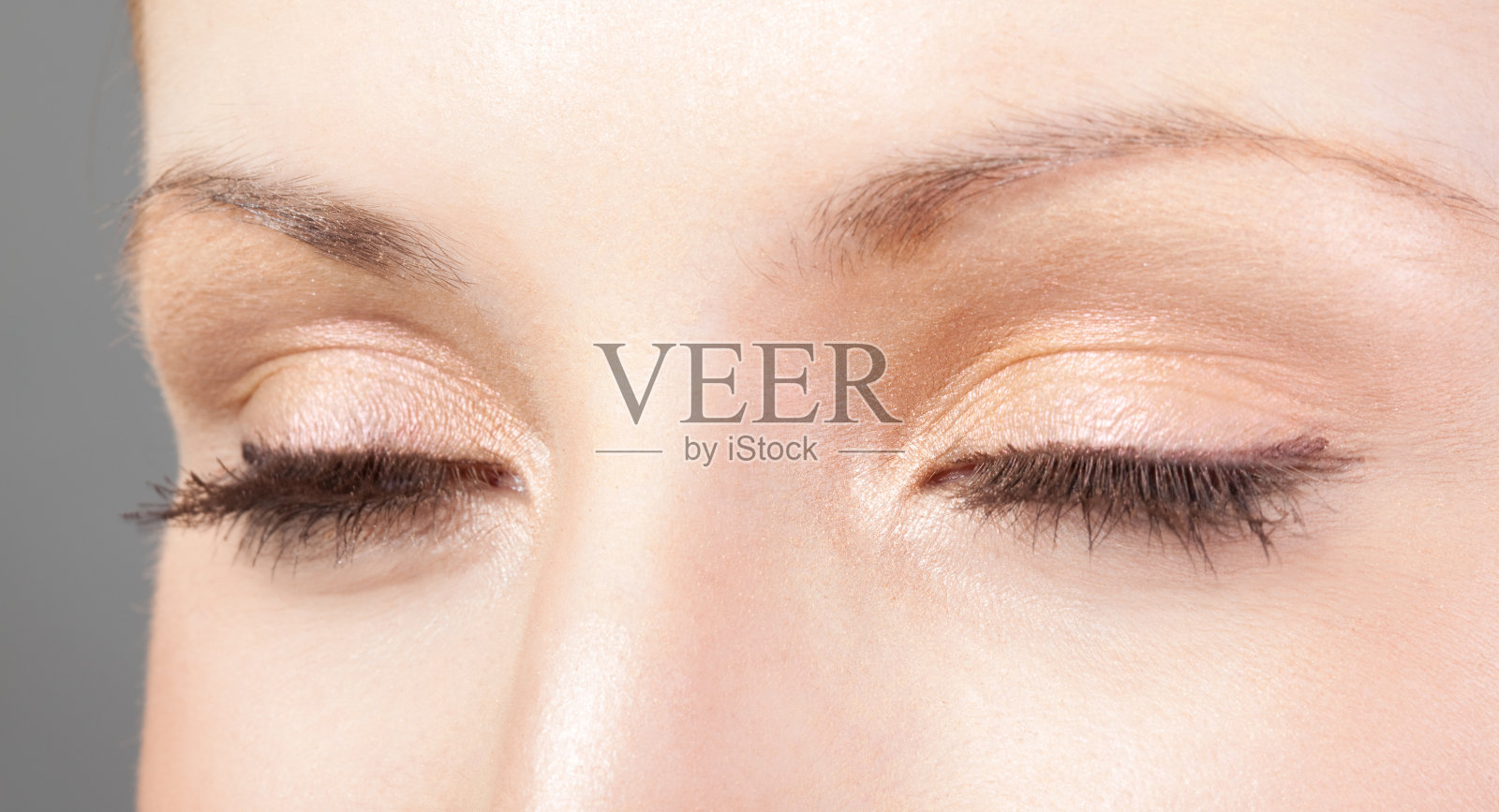 闭上眼睛照片摄影图片