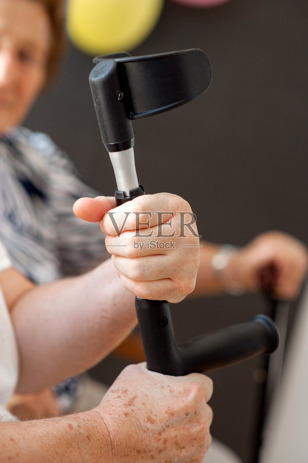 手持拐杖的资深女性照片摄影图片