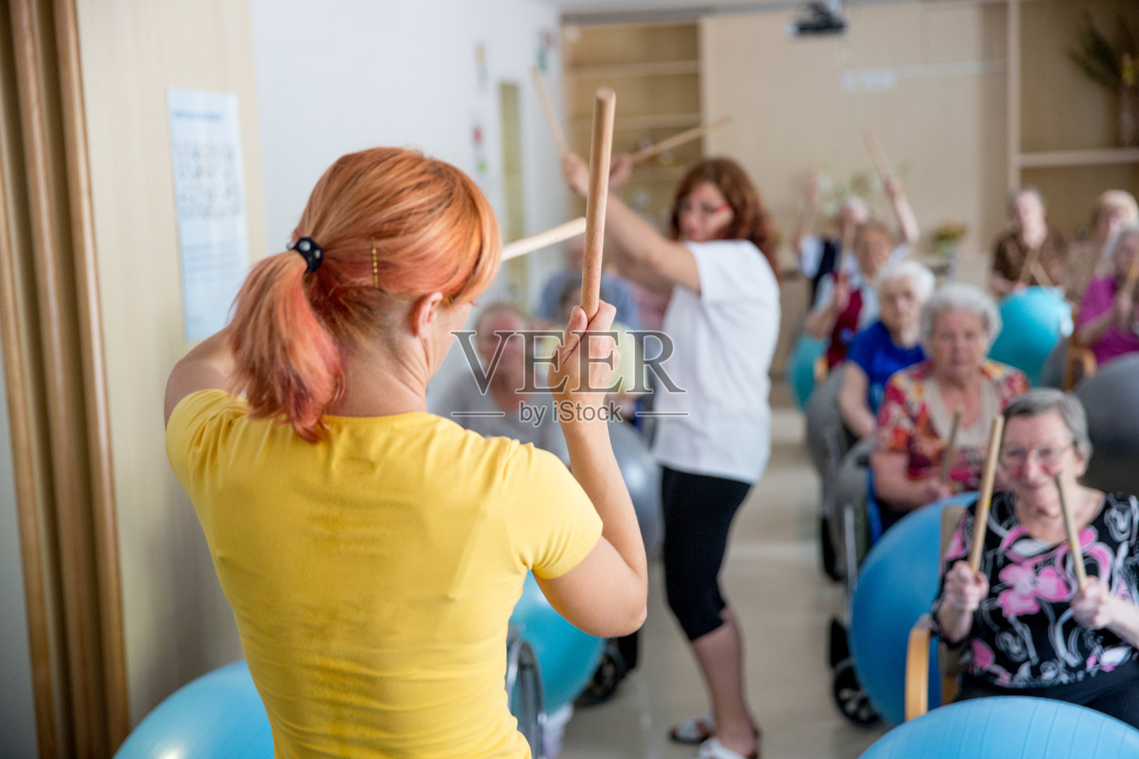 退休社区的老年人接受物理治疗照片摄影图片
