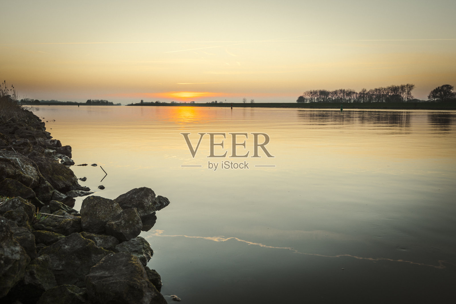 早春时节,伊塞尔河上的日落照片摄影图片