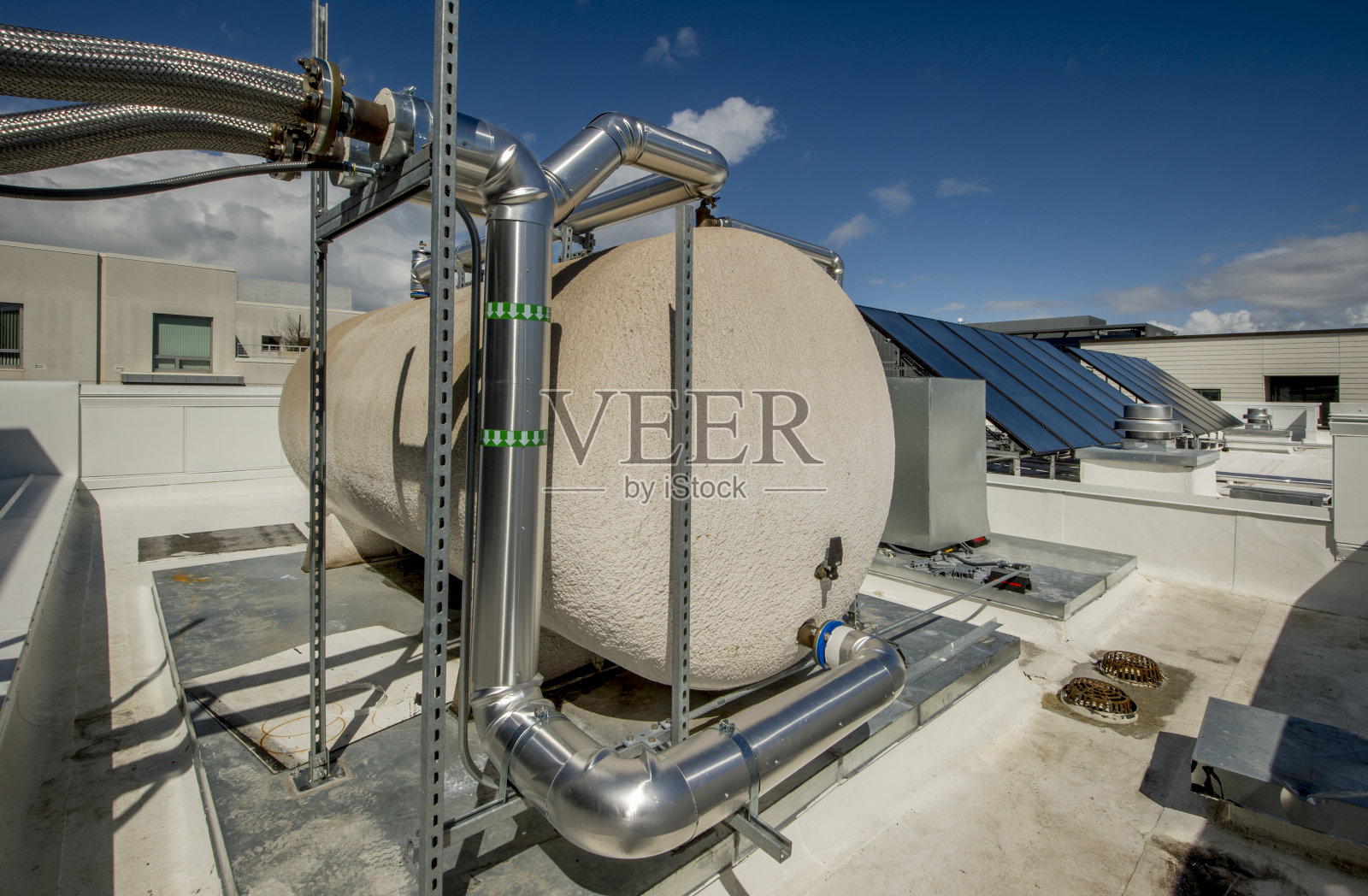 用于太阳能加热板的乙二醇罐照片摄影图片