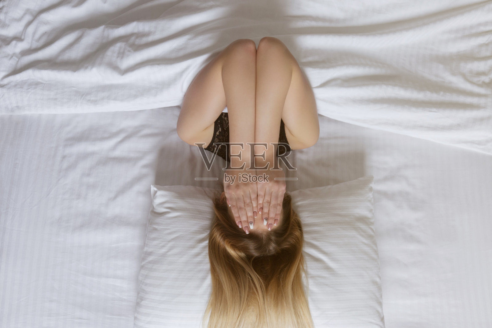 年轻女子失眠照片摄影图片