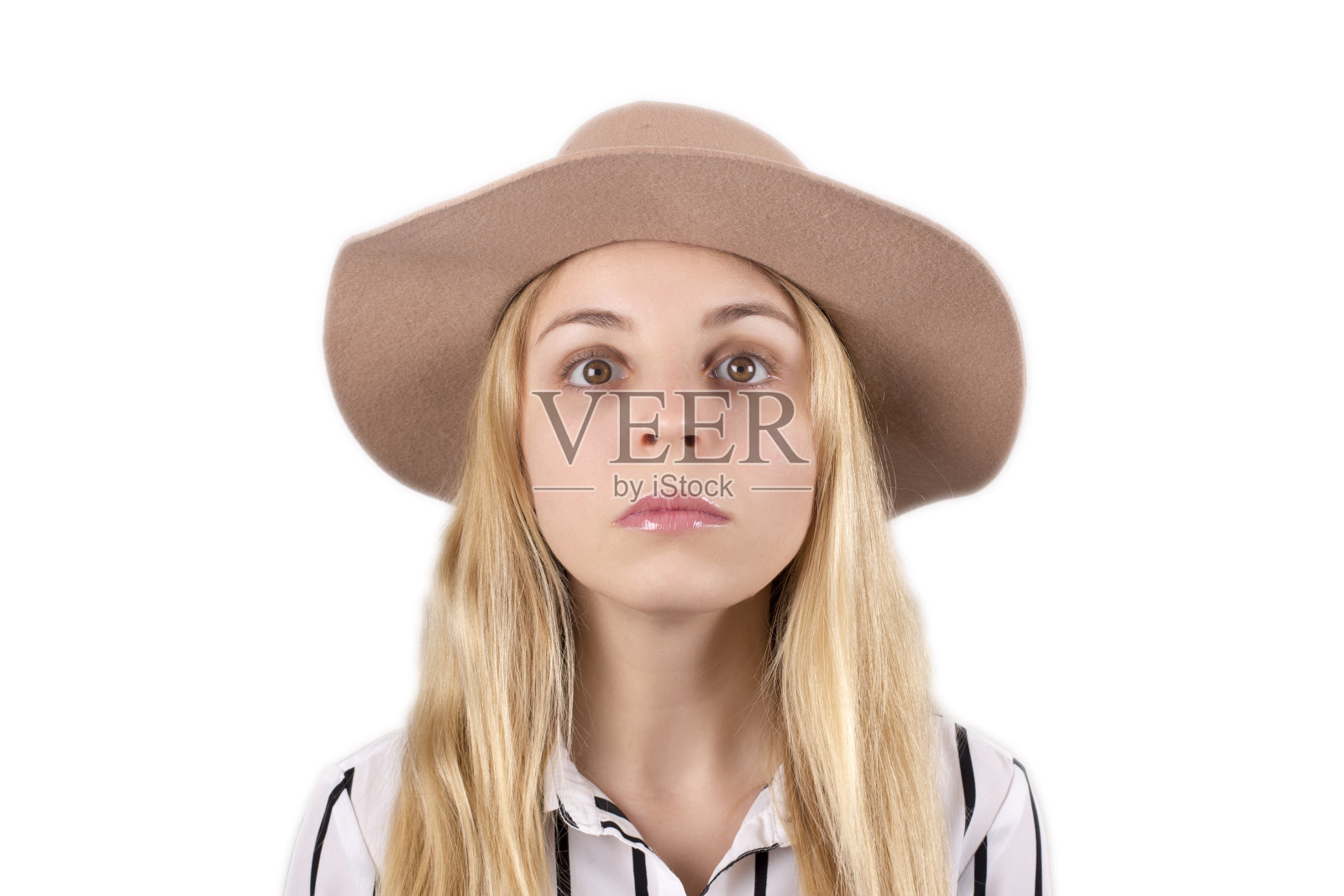 在工作室的年轻的金发女孩的特写脸肖像照片摄影图片