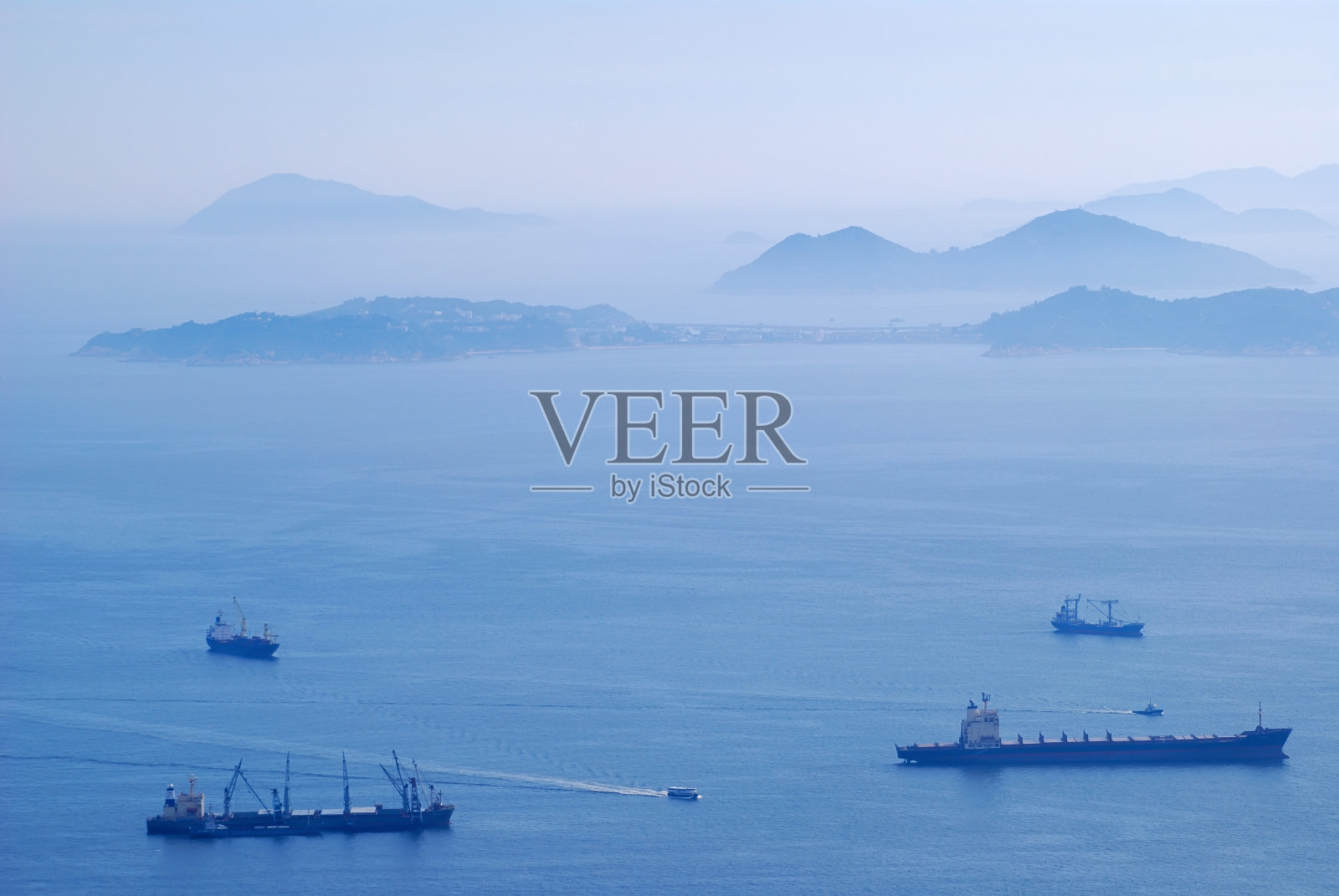 航行在蓝色的照片摄影图片