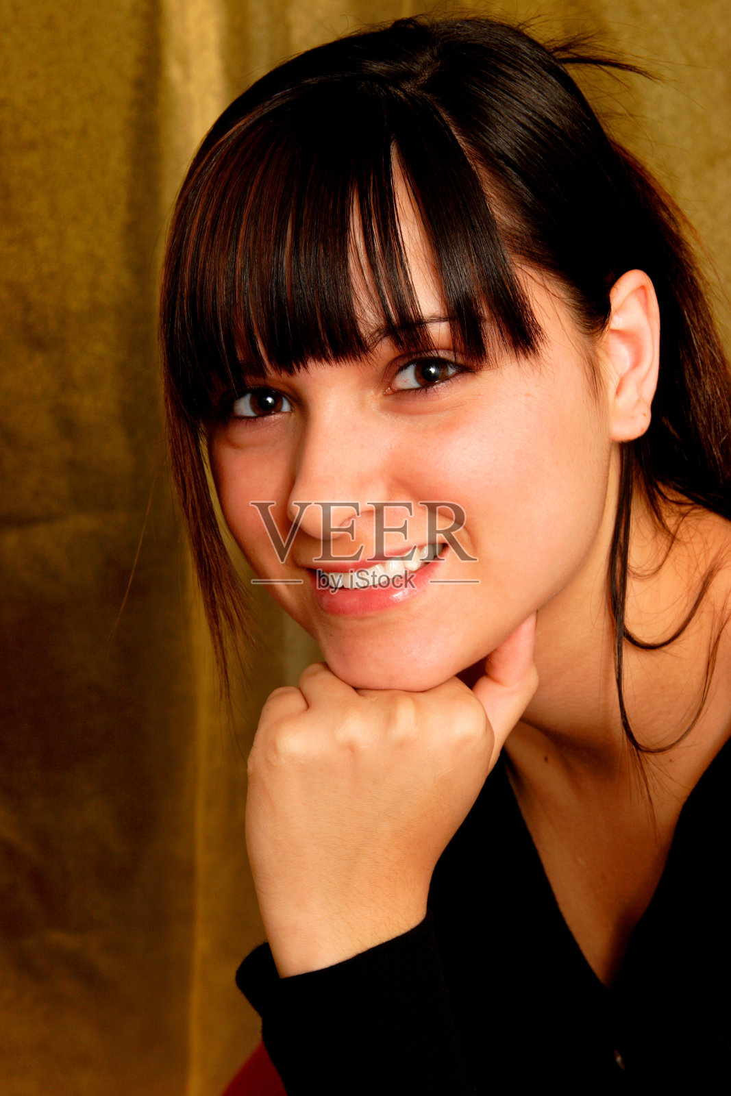 年轻的拉美裔女子照片摄影图片