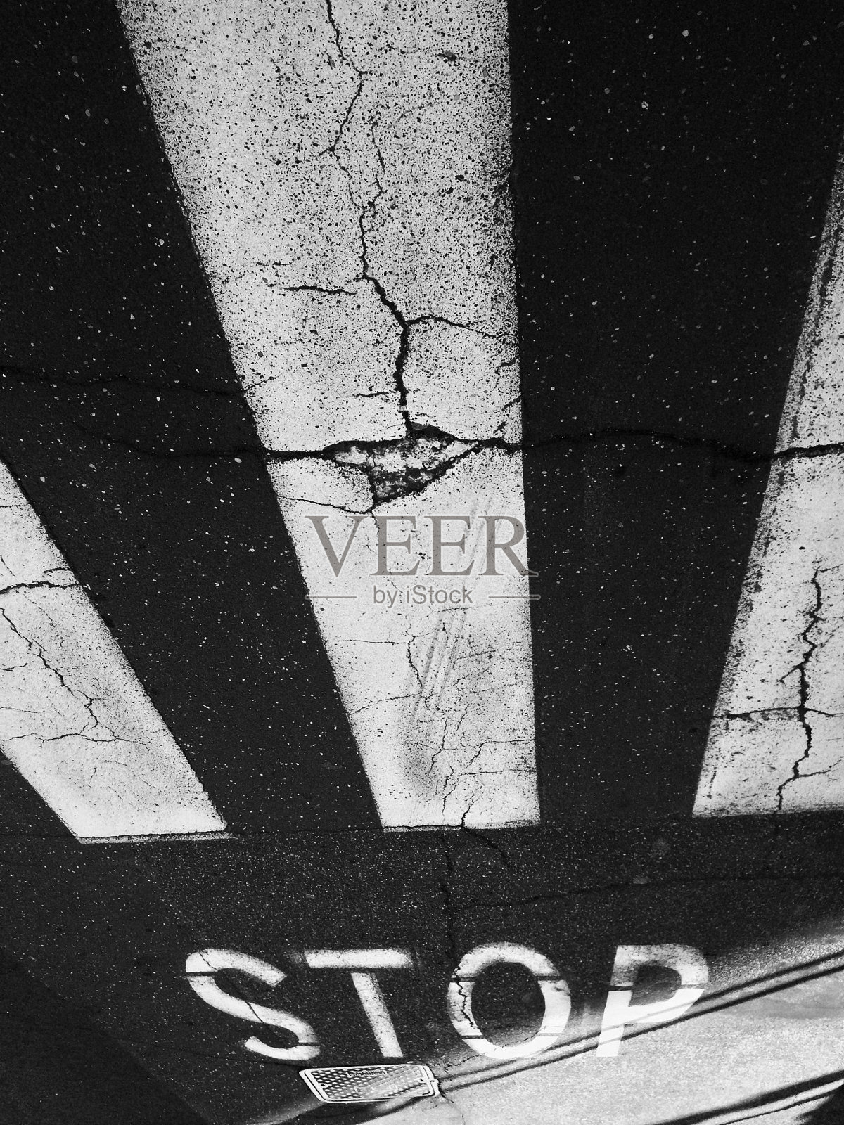 停止信号印在柏油路-意大利路照片摄影图片