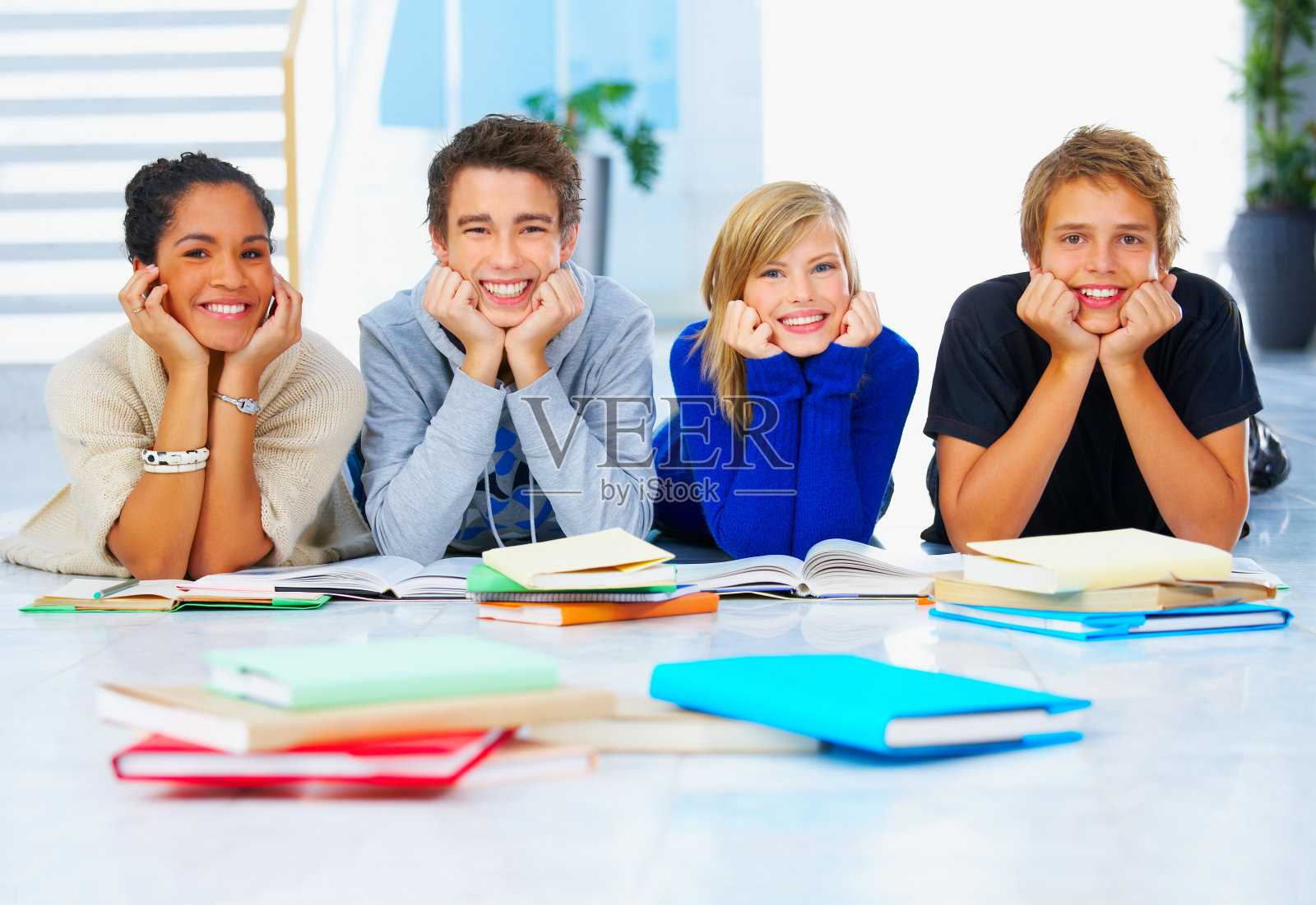 这是一幅中学生手捧着头微笑的照片照片摄影图片