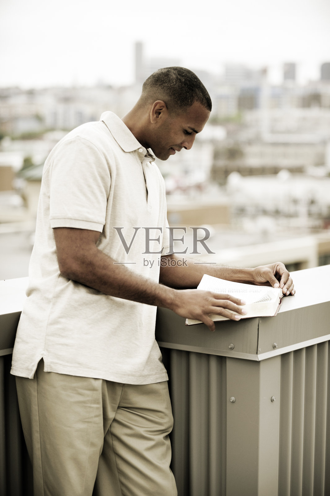 人读圣经照片摄影图片