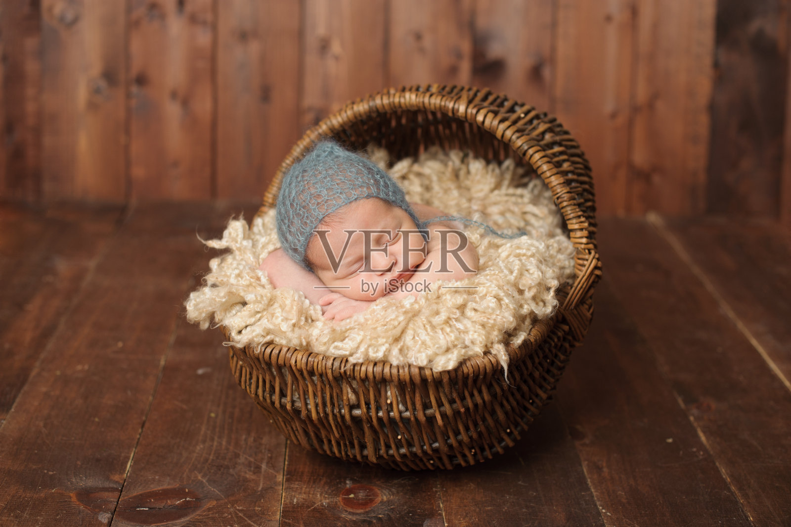 新生儿睡觉的男孩照片摄影图片