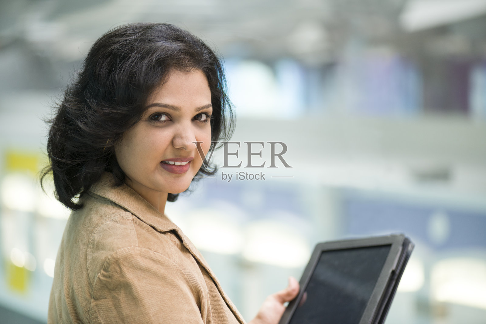 亚洲女商人在近距离阅读平板电脑照片摄影图片