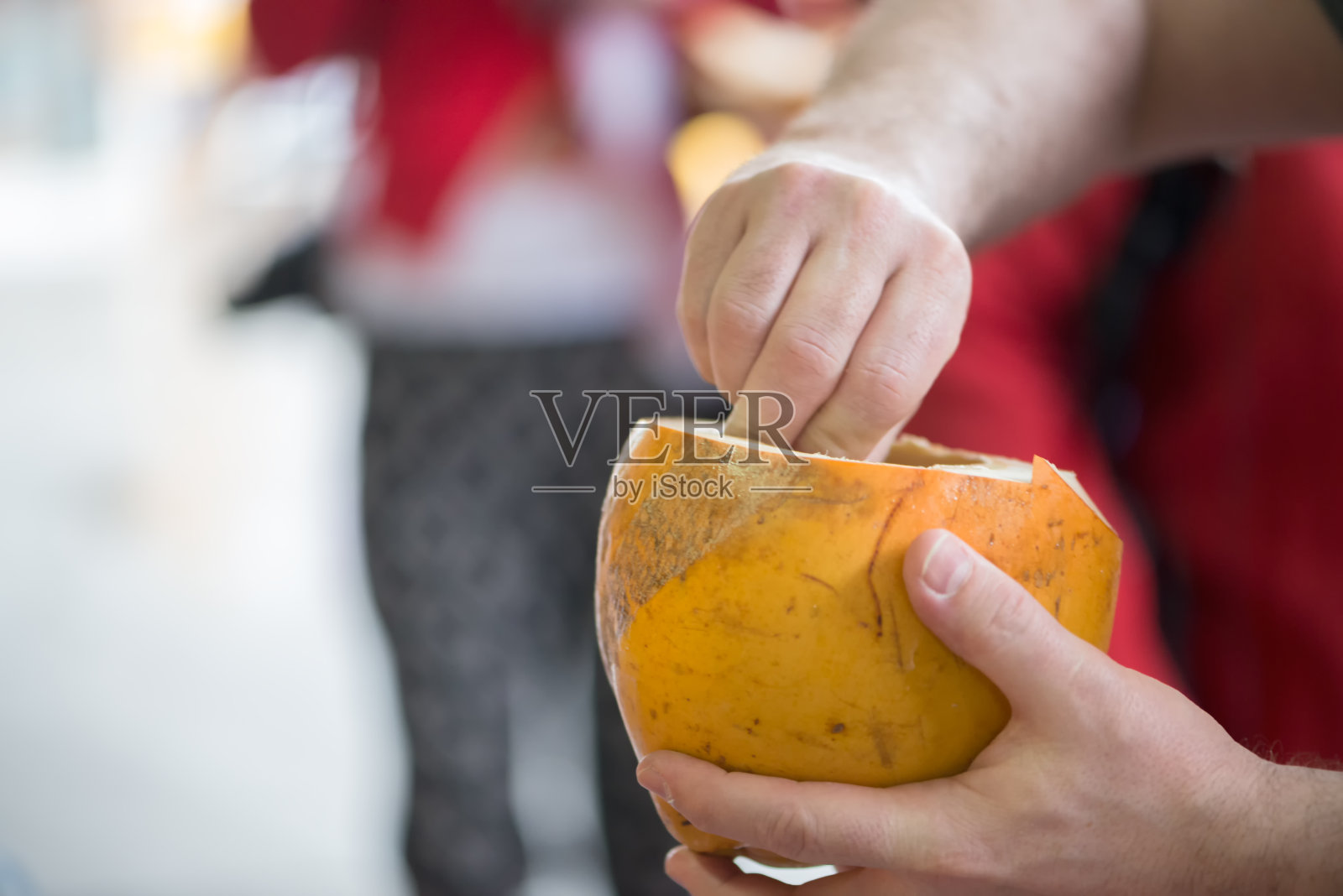 男子在公共水果市场舀新鲜椰肉照片摄影图片