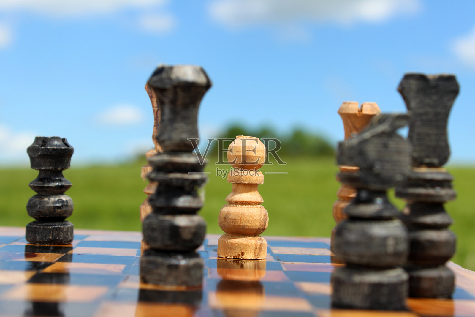 棋盘游戏/木制棋子对抗天空的图像,棋盘游戏照片摄影图片