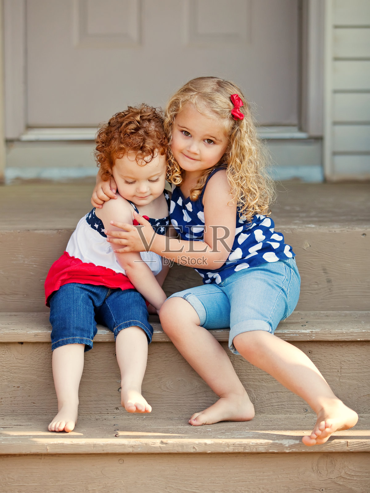 姐妹拥抱照片摄影图片