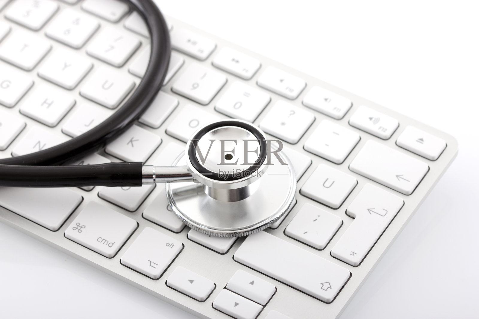 听诊器头部的特写放在键盘上照片摄影图片