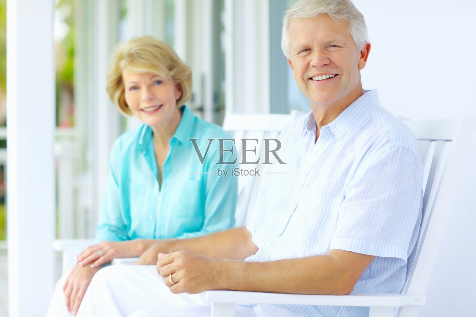 微笑的老年夫妇花时间一起在门廊照片摄影图片