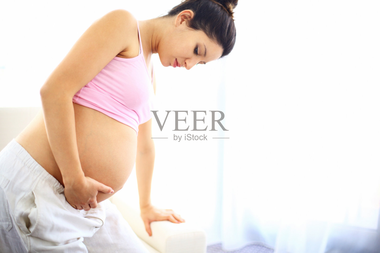 孕妇小心站立照片摄影图片