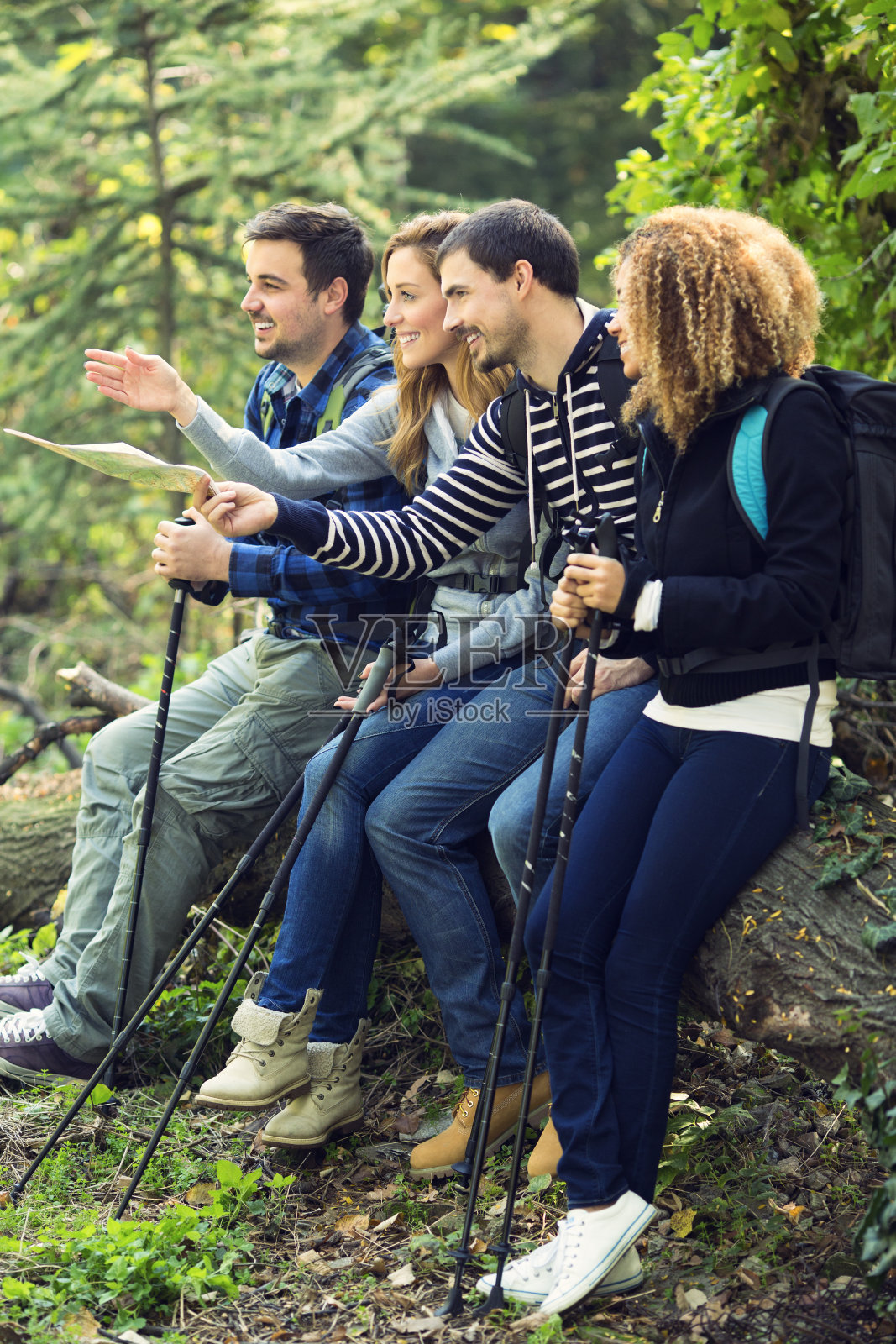 朋友们在看徒步旅行地图。照片摄影图片