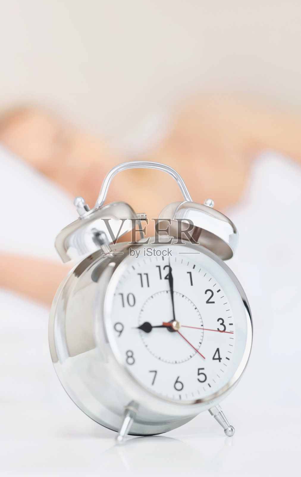 有个女孩睡在后面的闹钟照片摄影图片