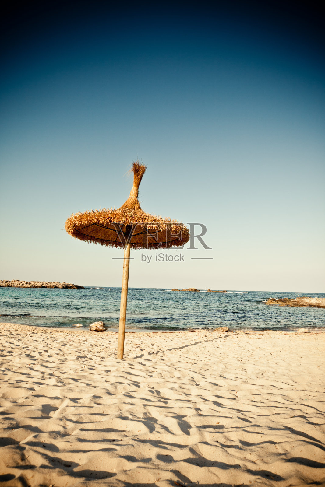 寂寞的沙滩伞照片摄影图片