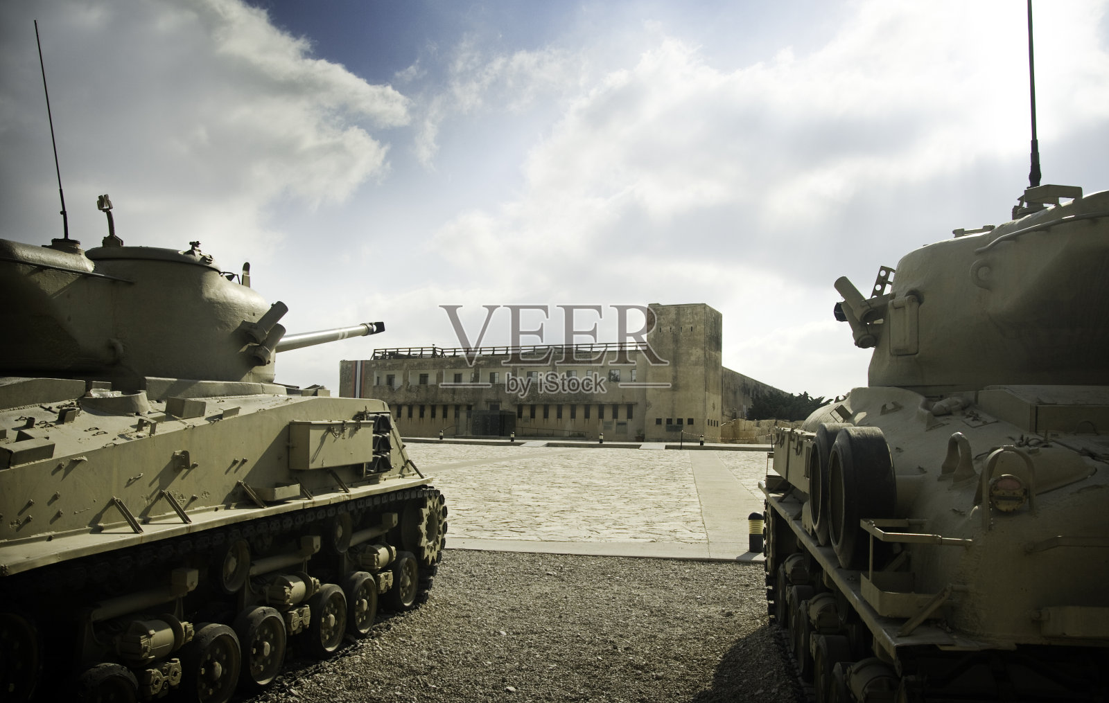 被坦克包围的建筑照片摄影图片