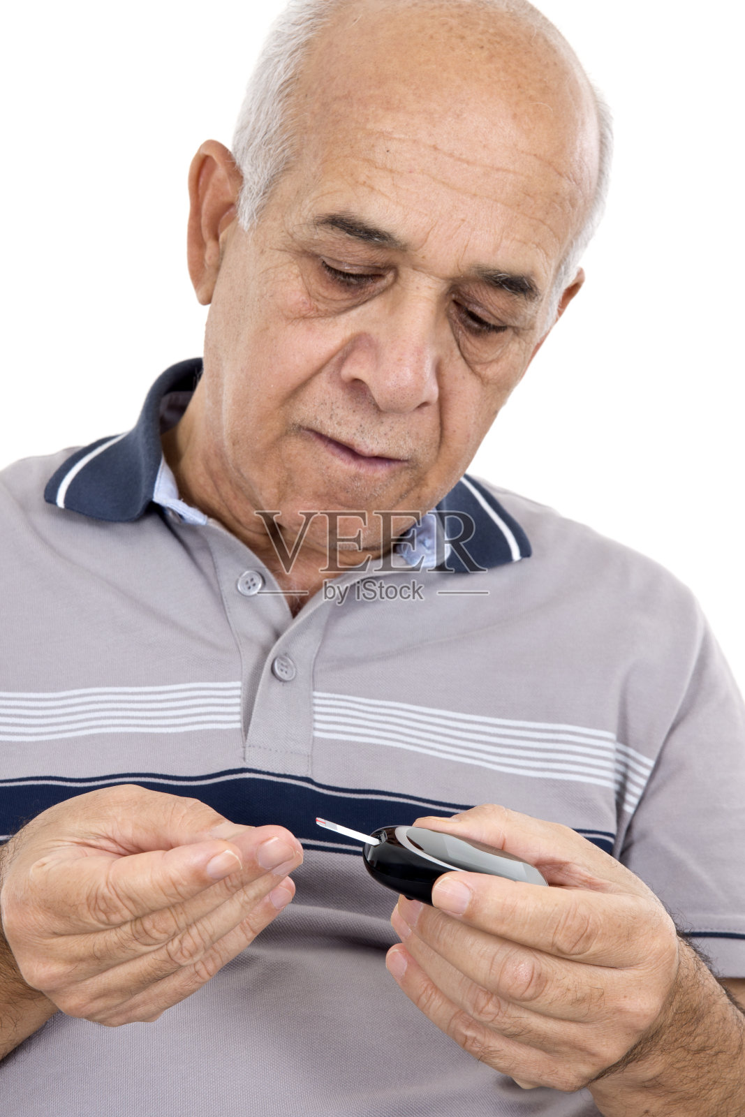 男性检测血糖照片摄影图片