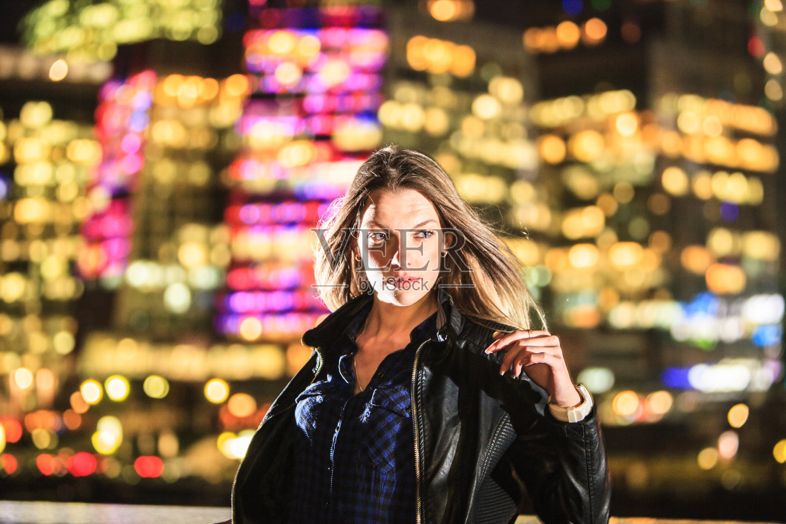 年轻女人晚上在大城市的闹市区。莫斯科,俄罗斯。照片摄影图片