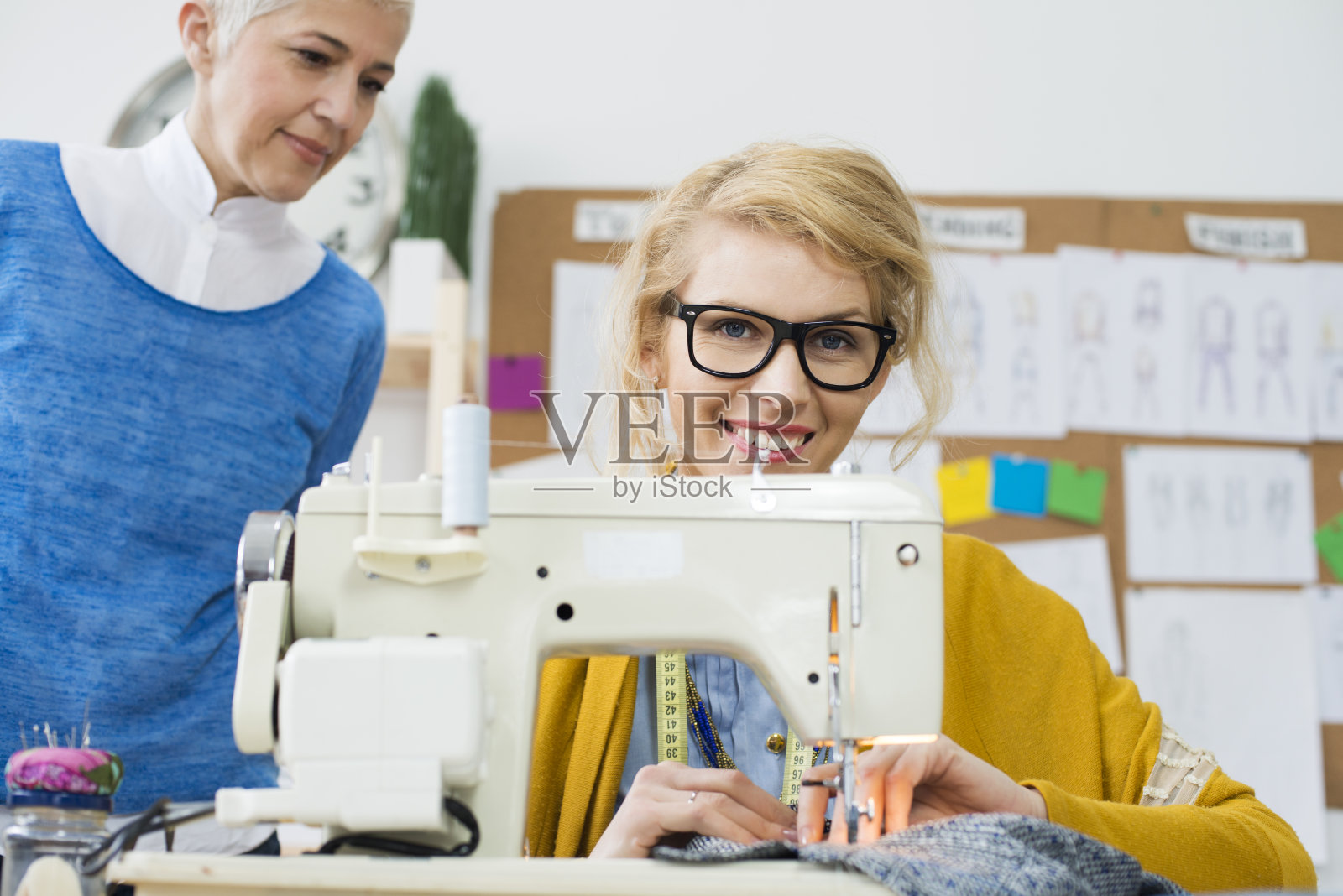 女时装设计师使用缝纫机照片摄影图片