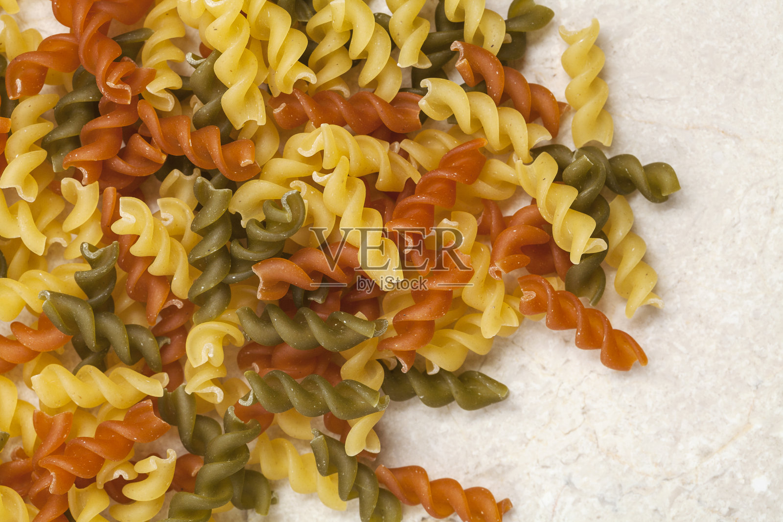 三色蔬菜意大利面照片摄影图片